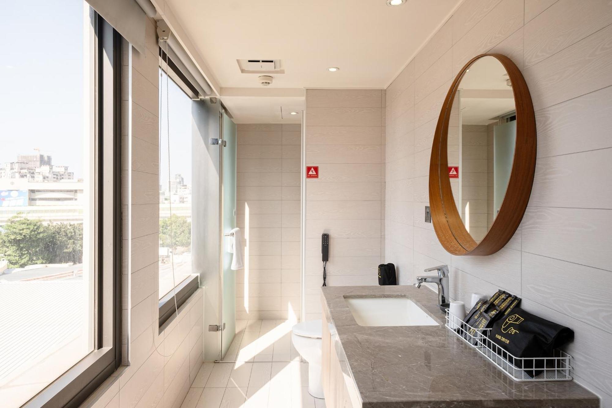 Check Inn Taichung Wenxin Zhongqing Экстерьер фото