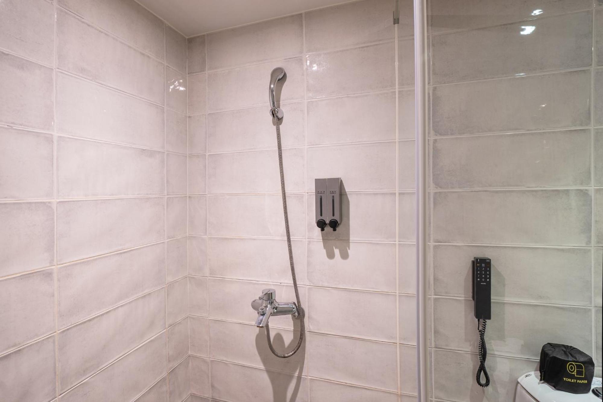 Check Inn Taichung Wenxin Zhongqing Экстерьер фото